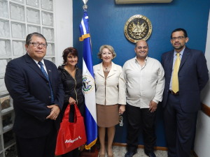 Os representantes salvadorenhos com os jornalistas que viajam a El Salvador