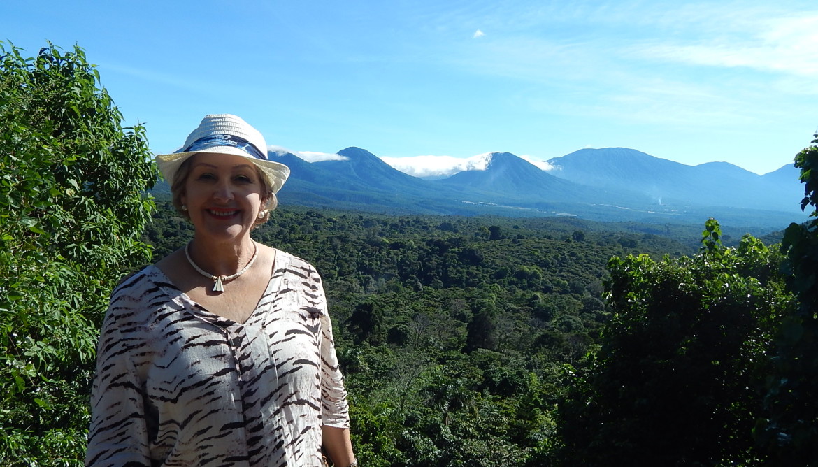Rita Minami, do Turismo em Pauta e ao fundo a serra de El Salvador