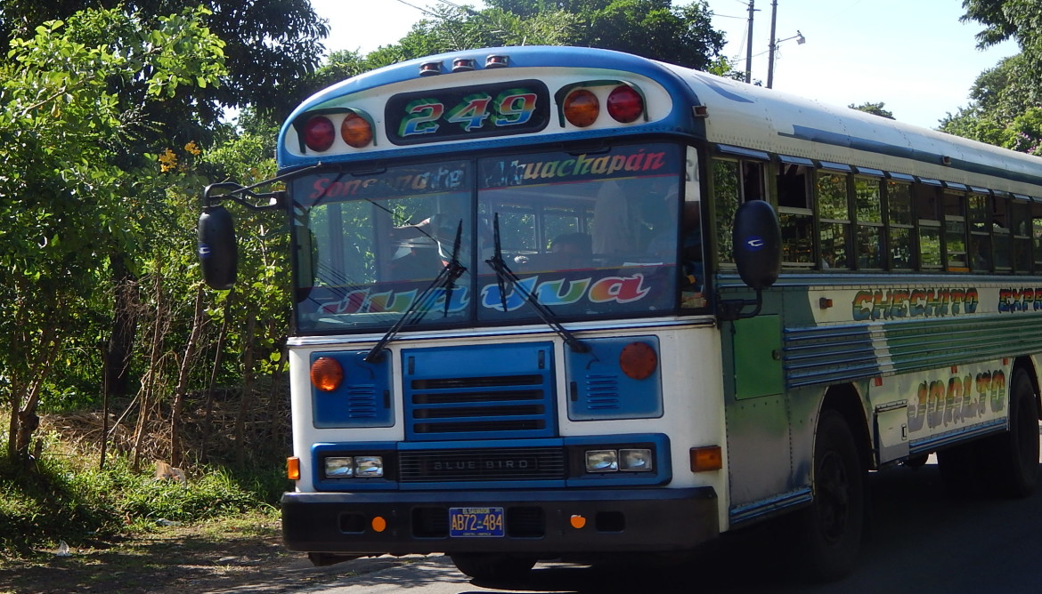 Ônibus tradicional na Rota das Flores en El Salvador
