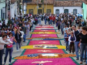 Tradição dos tapetes coloridos em Santana de Parnaíba (SP) encanta e atrai turistas todos os anos às suas ruas históricas